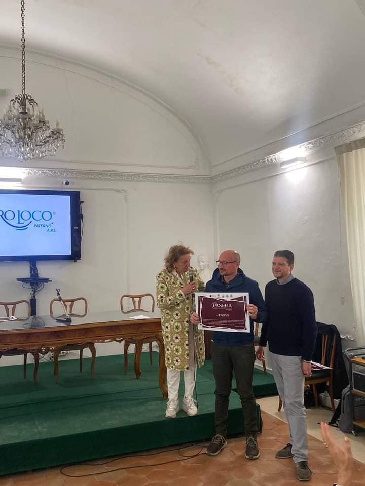 Il Presidente di ENOSIS Riccardo Longo e il direttore Artistico Daniela Minutolo, ritirano il riconoscimento per l’evento PASCHA 2024